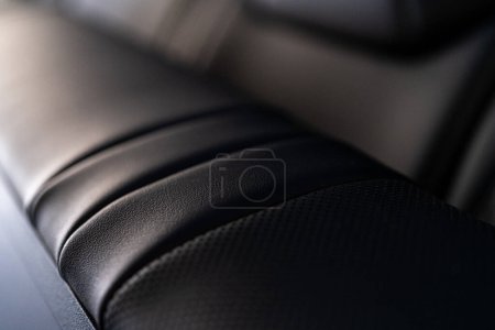 Foto de Denver, Colorado, USA-May 5, 2024-Esta imagen muestra una vista cercana de los asientos traseros en un Cybertruck Tesla, destacando el elegante diseño de cuero y la meticulosa artesanía que caracterizan - Imagen libre de derechos