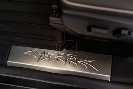 Foto de Denver, Colorado, USA-May 5, 2024-Esta imagen muestra el grabado metálico distintivo del logotipo del Cybertruck en el interior de un Cybertruck Tesla, destacando los elementos de marca únicos del vehículo - Imagen libre de derechos