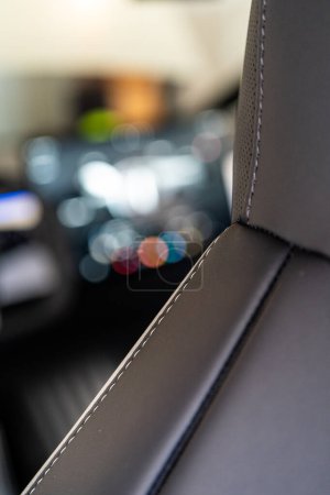 Foto de Denver, Colorado, USA-May 5, 2024-Esta imagen captura una vista detallada de cerca de las costuras intrincadas en un asiento de cuero dentro de un Cybertruck Tesla, mostrando los materiales de alta calidad y - Imagen libre de derechos