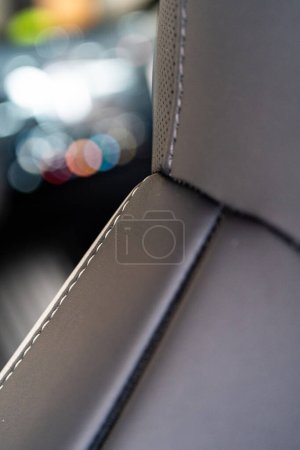 Foto de Denver, Colorado, USA-May 5, 2024-Esta imagen captura una vista detallada de cerca de las costuras intrincadas en un asiento de cuero dentro de un Cybertruck Tesla, mostrando los materiales de alta calidad y - Imagen libre de derechos