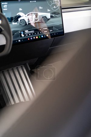 Téléchargez les photos : Denver, Colorado, États-Unis-5 mai 2024-L'intérieur d'un Tesla Cybertruck est doté d'un écran tactile de pointe, situé au centre entre les sièges du conducteur et du passager. Cette image - en image libre de droit