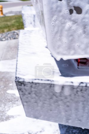 Téléchargez les photos : Denver, Colorado, USA-5 mai 2024-Cette image capture l'eau savonneuse qui coule magnifiquement sur le côté métallique et angulaire d'un Cybertruck Tesla lors d'un lavage. Le gros plan met en valeur les lignes épurées et - en image libre de droit