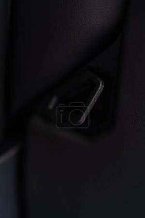 Foto de Denver, Colorado, USA-May 5, 2024-Esta imagen muestra una vista detallada de la correa de tracción de liberación del asiento trasero en un Cybertruck Tesla, enfatizando el diseño sutil pero funcional integrado dentro del vehículo - Imagen libre de derechos