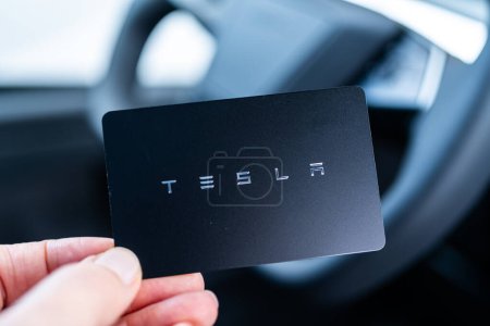 Téléchargez les photos : Denver, Colorado, USA-May 5, 2024-his image captures the sleek Tesla Cybertruck key card positioned neatly in the vehicle card holder, highlighting its minimalist design and emphasizing the modern - en image libre de droit