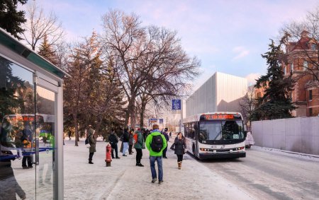Téléchargez les photos : Winnipeg, Manitoba, Canada - 11 19 2014 : Des étudiants attendent un autobus sur l'arrêt de bus routier Dafoe au campus de Fort Garry de l'Université du Manitoba. - en image libre de droit