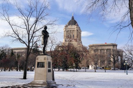 Foto de Winnipeg, Manitoba, Canadá - 11 21 2014: Vista de invierno de uno de los sitios históricos de Manitoba - Estatua de Robert Burns frente al edificio legislativo de Manitoba. La estatua fue erigida en 1936 para conmemorar - Imagen libre de derechos