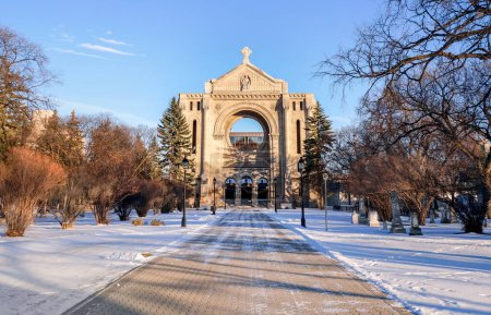 Vista del atardecer de invierno de la Catedral de San Bonifacio, una catedral católica de San Bonifacio, Winnipeg, Manitoba, Canadá. La iglesia se encuentra en el centro de la ciudad en 190 Avenue de la Cathedrale