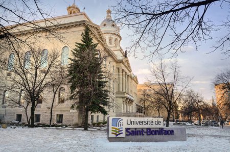 Téléchargez les photos : Vue d'hiver de l'Université de Saint-Boniface - Édifice du Collège Saint-Boniface situé au 200, avenue de la Cathédrale à Winnipeg, la capitale de la province canadienne du Manitoba. Ouvert en 1912 en tant que - en image libre de droit