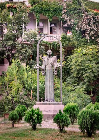 Foto de Tiflis, Georgia - 08 29 2023: Una estatua de bronce del poeta georgiano Ietim Gurji en el antiguo barrio de Tiflis de la ciudad de Tiflis, la capital de Georgia. Ietim Ibrahim Dabghishvili bautizado como Harutyun - Imagen libre de derechos