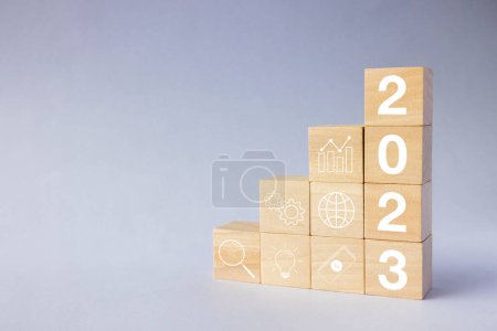 2023 Wachstumskonzept für Unternehmen zum Erfolg. Holz Block Schritt mit Icon-Konzept über Geschäftsstrategie, Aktionsplan, Ziel und Ziel, Hand Stack, Projekt, Vision.