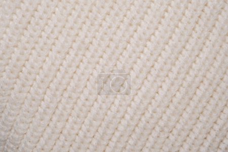Une vue détaillée d'un matériau tricoté blanc, mettant en valeur sa texture complexe et son motif de près.