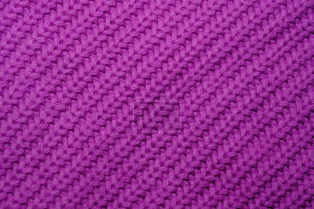 Vue rapprochée détaillée d'un tricot violet présentant des motifs et une texture complexes.