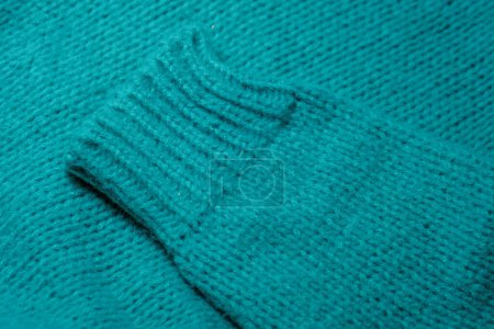 Foto de Una vista detallada de un suéter azul, mostrando un agujero notable en el centro de la tela. - Imagen libre de derechos