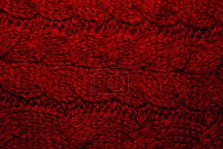 Un primer plano de una vibrante alfombra roja, mostrando su textura y profundidad a medida que se despliega en el suelo.