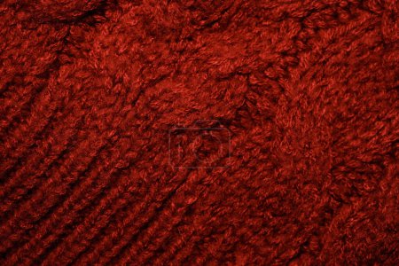 El primer plano muestra una alfombra de color rojo brillante, destacando su textura y color de cerca.