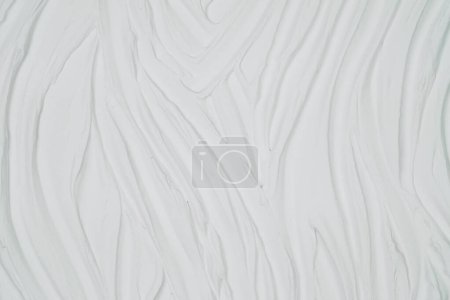 Esta imagen presenta un fondo blanco liso con líneas dinámicas y onduladas que crean una sensación de movimiento y energía.