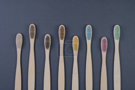 Téléchargez les photos : Six brosses à dents sont soigneusement alignées, prêtes à l'emploi. Les poils colorés et les poignées créent un affichage uniforme et organisé. - en image libre de droit