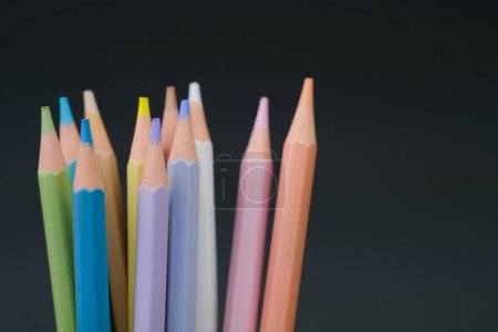 Téléchargez les photos : Une variété de crayons de couleur disposés soigneusement à l'intérieur d'une tasse, présentant une gamme vibrante de couleurs et prêts pour un usage créatif. - en image libre de droit