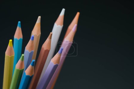 Téléchargez les photos : Plusieurs crayons de couleur de différentes couleurs sont soigneusement disposés et stockés dans une tasse, attendant d'être utilisés pour le dessin ou la coloration. - en image libre de droit