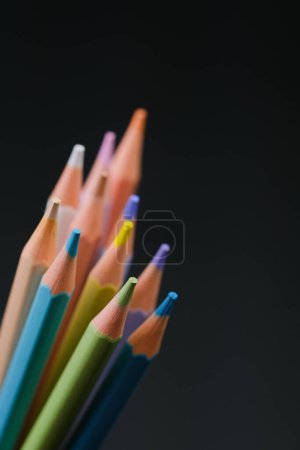 Una colección de lápices de colores vibrantes cuidadosamente dispuestos dentro de una taza, mostrando una variedad de tonos y tonos.