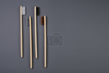 Foto de Dos cepillos de dientes de diferentes colores se colocan uno al lado del otro en una encimera. - Imagen libre de derechos