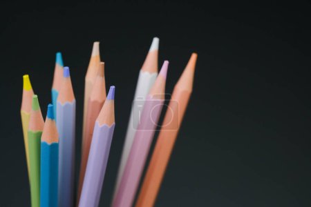 Téléchargez les photos : Crayons de couleur assortis soigneusement disposés dans une tasse, présentant une variété de couleurs vives dans un cadre stationnaire. - en image libre de droit