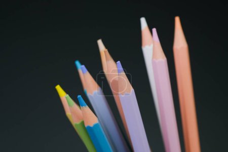 Téléchargez les photos : Une collection de crayons de différentes couleurs soigneusement disposés et debout à l'intérieur d'une tasse simple, prêt pour un usage créatif. - en image libre de droit