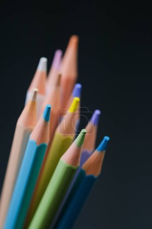 Téléchargez les photos : Une vue détaillée montrant une variété de crayons de couleur aiguisés de différentes teintes soigneusement disposés ensemble. - en image libre de droit
