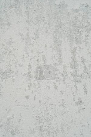 Foto de Vista detallada de una pared blanca que muestra signos de suciedad y suciedad acumulada en la superficie, dándole una apariencia erosionada. - Imagen libre de derechos