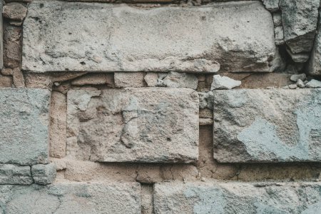 Una vista detallada de una pared robusta construida enteramente de varios tamaños y formas de rocas, mostrando la textura áspera y los colores naturales de las piedras.