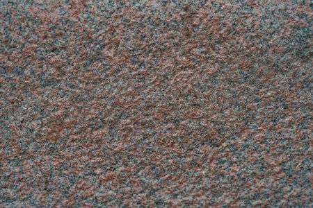 Foto de Vista detallada de cerca de una textura de alfombra marrón y azul, mostrando patrones y colores intrincados en un entorno de habitación. - Imagen libre de derechos