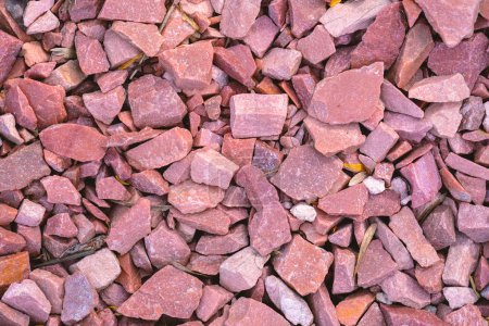 Eine Ansammlung von rosafarbenen Steinen, fein säuberlich aneinandergereiht, ergibt einen Haufen. Die Felsen sind unterschiedlich groß, aber alle in Rosatönen gehalten.