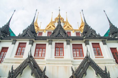 Foto de Loha Prasat o el castillo real en Wat Ratchanatda situado en Bangkok las ciudades capitales de Tailandia. - Imagen libre de derechos