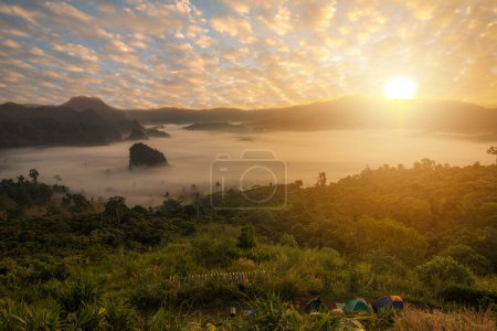 Foto de La hermosa vista panorámica del parque forestal Phu Lung ka durante el amanecer ubicado en la provincia de Phayao de Tailandia. - Imagen libre de derechos