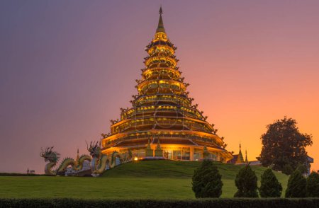 Foto de El estilo pagoda chino de Wat Huay Pla Kang en la provincia de Chiang Rai de Tailandia al atardecer. - Imagen libre de derechos