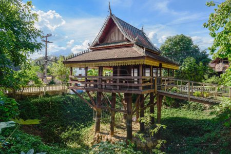 Foto de El antiguo pabellón de madera en estilo tradicional tailandés situado en la ciudad de Laplae de Uttaradit la provincia norteña de Tailandia. - Imagen libre de derechos