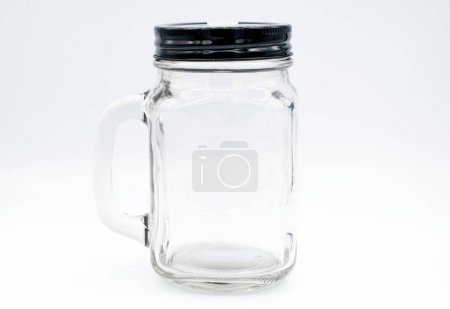 Foto de Botella de vidrio con tapa negra sobre fondo blanco aislado. Un objeto con fondo aislado. - Imagen libre de derechos