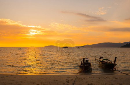Foto de Hermosa puesta de sol en la isla de Koh Lipe en la provincia de Satun de Tailandia. - Imagen libre de derechos
