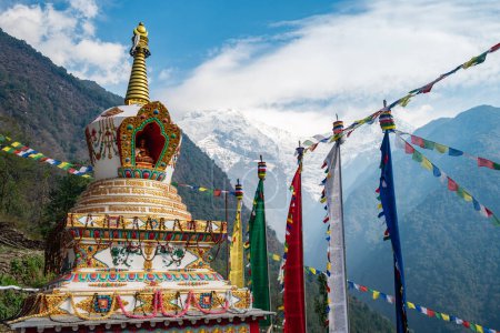 Foto de Hermosa estupa budista tibetana en la aldea de Chhomrong con monte Annapurna al sur en el fondo. - Imagen libre de derechos