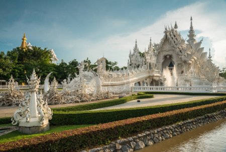 Téléchargez les photos : 'The White Temple 'à Chiang Rai, aussi connu sous le nom de' Wat Rong Khun 'en thaï, L'étrange invention de l'artiste national thaïlandais Chalermchai Kositpipat. - en image libre de droit
