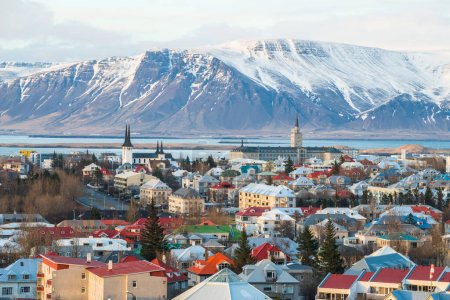 Landschaft Blick auf Reykjavik, die Hauptstadt Islands im späten Winter. Reykjavik ist eine der dynamischsten und interessantesten Städte Europas.