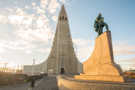Foto de Reikiavik, Islandia - 25 de marzo de 2016: Hallgrimskirkja la iglesia más grande y más alta de Reikiavik las ciudades capitales de Islandia. - Imagen libre de derechos