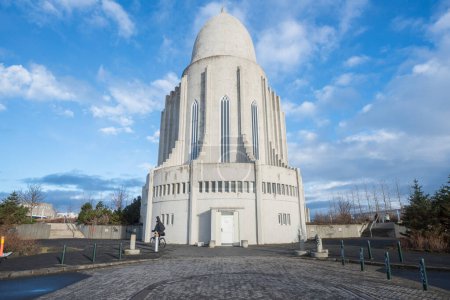 Foto de Reykjavik, Islandia - 27 de marzo de 2016: Vista trasera de Hallgrimskirkja la iglesia más grande y más alta de Reykjavik las ciudades capitales de Islandia. - Imagen libre de derechos