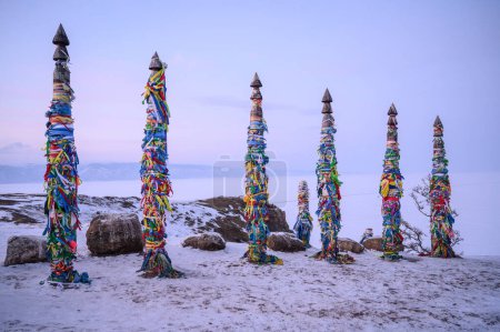 Foto de Filas de los postes de chamán en el cabo Burkhan en la isla Olkhon en el lago Baikal, Rusia. Los polos representan las 13 deidades de la isla. - Imagen libre de derechos
