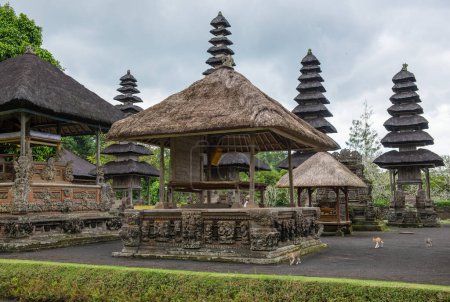 Foto de Vista del paisaje del templo interior del santuario espiritual de Pura Taman Ayun el templo real del imperio Mengwi en Badung Regency, Bali, Indonesia. Vista en el día nublado. - Imagen libre de derechos