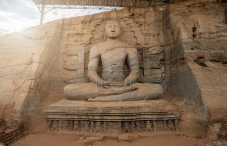 Hermoso Buda sentado en Gal Vihara. Esta es una característica inusual en la antigua escultura cingalesa en la antigua ciudad de Polonnaruwa. Gal Vihara es un grupo de cuatro hermosos Budas tallados por el granito.