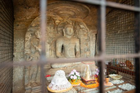 Una pequeña estatua situada dentro de la cueva artificial llamada "Vidyhadhara Guha" en Gal Vihara en Polonnaruwa antigua ciudad de Sri Lanka.