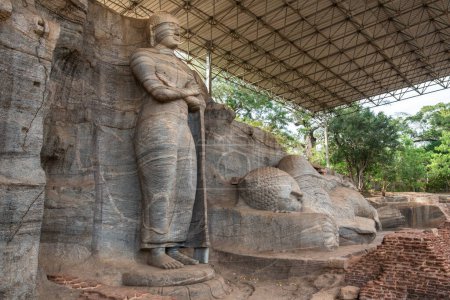 Hermoso Buda de pie y Buda Reclinado en Gal Vihara en la antigua ciudad de Polonnaruwa de Sri Lanka. Gal Vihara es un grupo de cuatro hermosos Budas en perfecto estado, cortados de roca de granito.