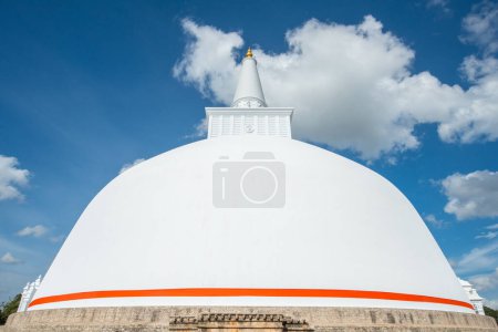 Vista de Ruwanwelisaya stupa en la antigua ciudad de Anuradhapura, Sri Lanka. Ruwanwelisaya stupa es uno de los monumentos antiguos más altos del mundo y contiene reliquias de Buda.