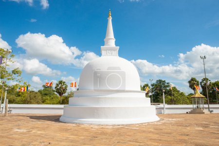 Pequeña maqueta de Ruwanwelisaya stupa pagoda en la antigua ciudad de Anuradhapura, Sri Lanka. 